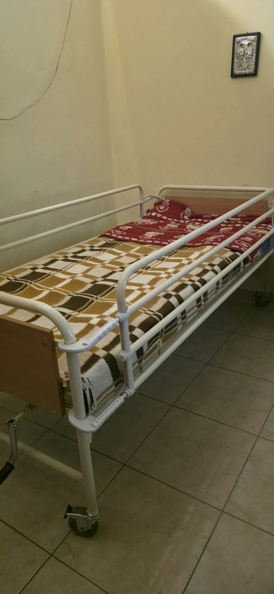 Νοσοκομειακο κρεββάτι με μανιβέλα